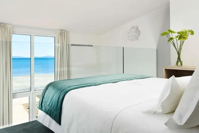 جناح بسريرين كوين بإطلالة على البحر بغرفتي نوم بحوض جاكوزي، The Sense Experience Resort - Preferred Hotels & Resorts 1/5