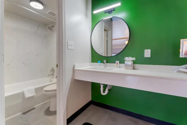 Upgrade, Suite, King Bed, Courtyard View، Heights House Hotel - Houston Heights Downtown, an Ascend Collection Hotel 4/4