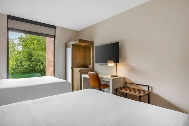 Room, 2 Queen Beds, Cambria Hotel Portland - Pearl District 3/7