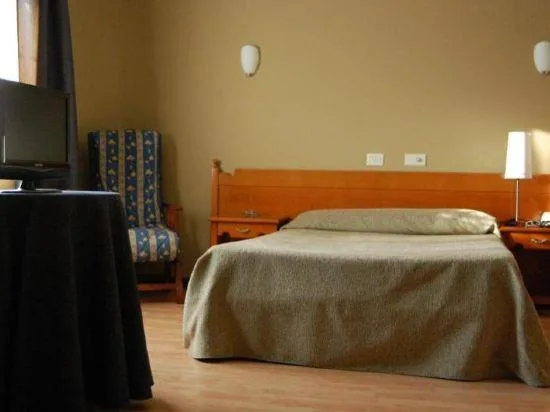 غرفة أساسية ثلاثية، Hotel Paris 1/2