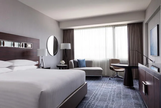 غرفة تنفيذية بسرير كينج مع دخول الصالة، Hong Kong Skycity Marriott Hotel 2/3