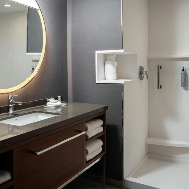 غرفة بسرير كينج مع أريكة بحوض استحمام لذوي الإعاقة، Courtyard by Marriott Cleveland TN 6/8