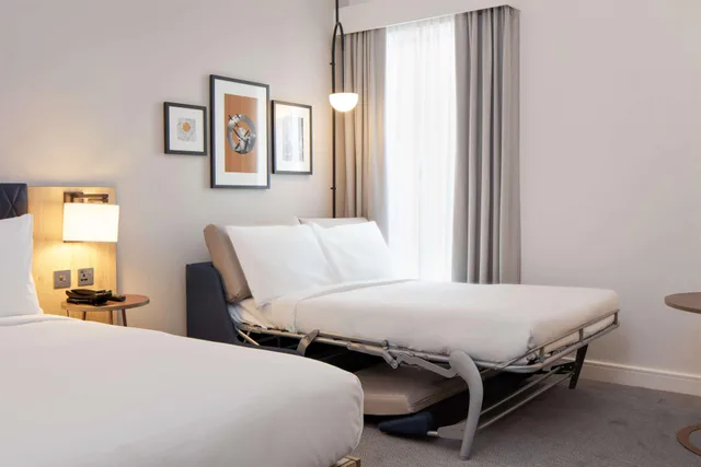 Room, Queen Bed, Hilton Garden Inn Stoke On Trent 2/3