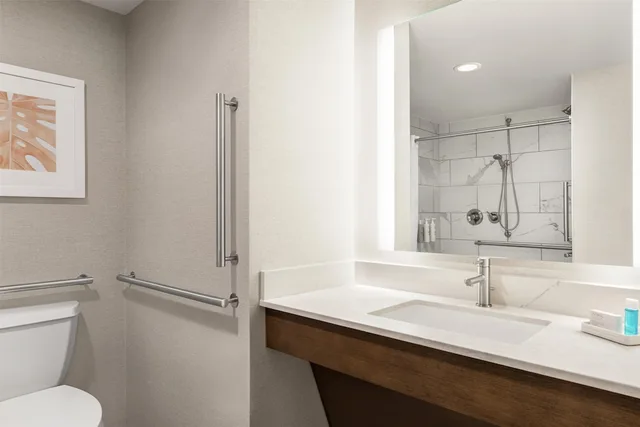 غرفة بسرير كينج بإطلالة على البحر لذوي الإعاقة، Hampton Inn Virginia Beach Oceanfront South 3/8