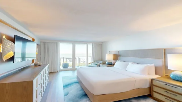 Palm, Suite, King Bed, Water Front, Sofa، Baker's Cay Resort Key Largo, Curio Collection by Hilton 2/8