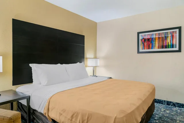 جناح بسرير كينج وسريرين مزدوجين، Quality Inn & Suites Livonia - Detroit 9/16