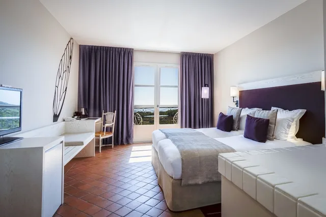 غرفة سوبيريور بسريرين منفصلين بإطلالة على البحر، Le Fregate Provence 1/5