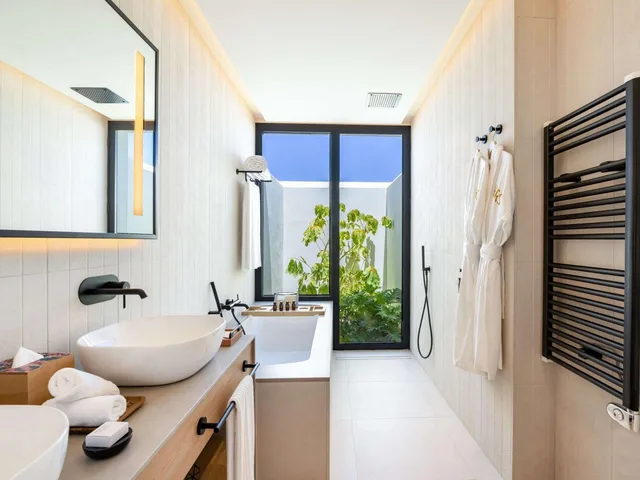 غرفة قياسية بسرير فردي وسريرين كينج، SO/Sotogrande Spa & Golf Resort Hotel 7/10