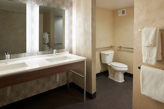 جناح بسرير كينج لذوي الإعاقة، Holiday Inn And Suites Philadelphia W Drexel Hill 5/5