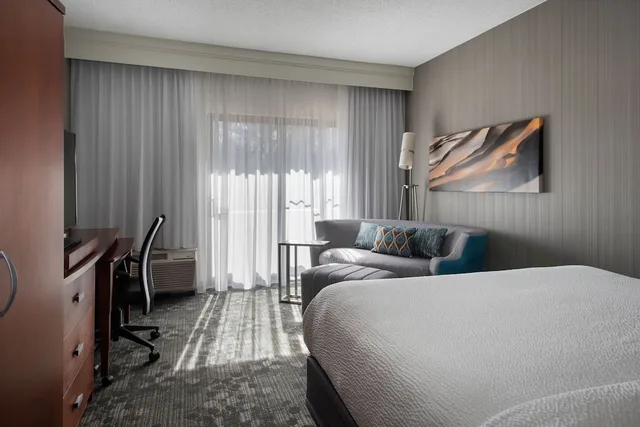 غرفة قياسية بسرير كينج بإطلالة على الفناء مع أريكة، Courtyard by Marriott Mahwah 1/6