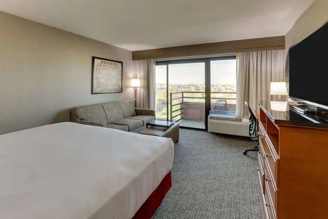 غرفة بسرير كينج بشرفة مع أريكة، Drury Inn And Suites Phoenix Airport 1/8