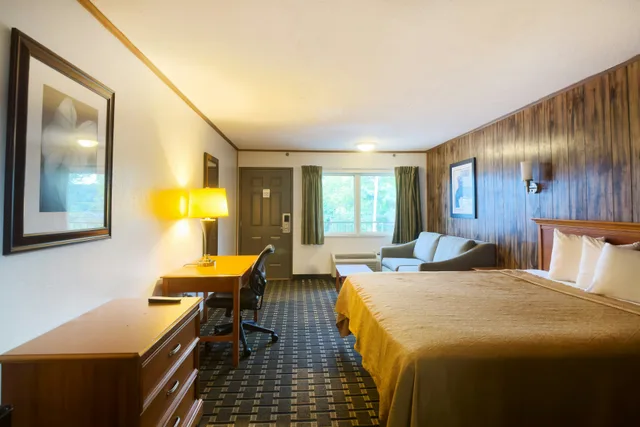 Room, Queen Bed, River Front، Tennessee Mountain Lodge Riverside by OYO 1/6