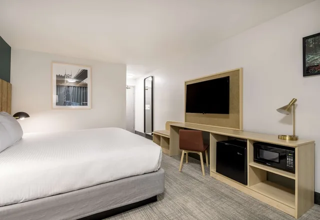 جناح بسرير كينج بإطلالة على الفناء بشرفة، Best Western Portland West Beaverton 3/10