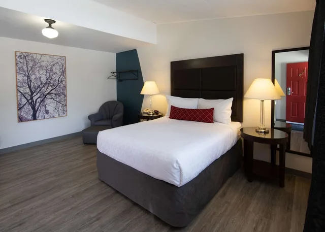 غرفة قياسية صغيرة بسرير كوين في الطابق الأرضي، SureStay Hotel by Best Western Castlegar 2/3
