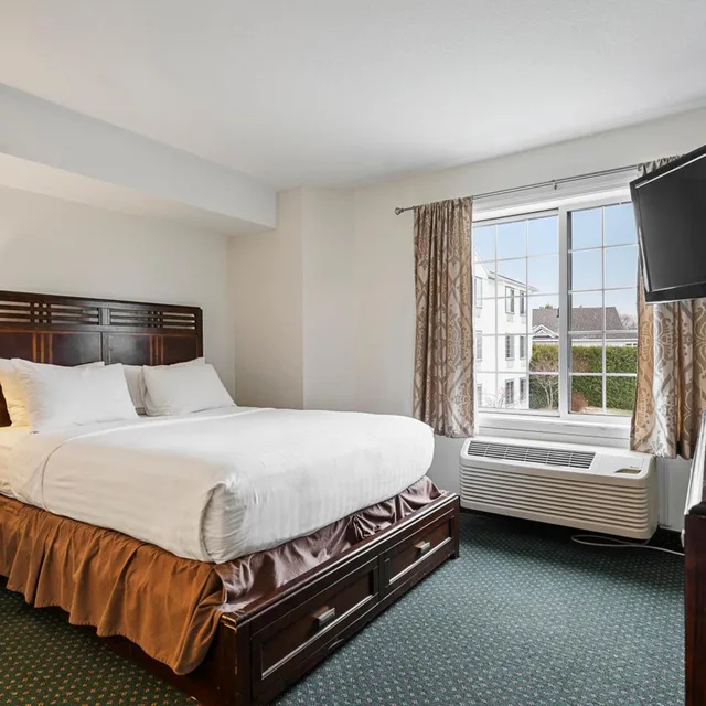 غرفة بسرير كوين بإطلالة، Charlevoix Inn Suites, SureStay Collection by Best Western 3/9