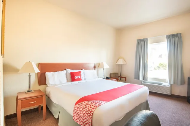 غرفة بسرير كينج لذوي الإعاقة، OYO Townhouse Clute Lake Jackson 3/6