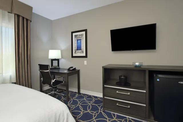 جناح بسرير كينج بمنطقة جلوس، Holiday Inn Express Suites Houston North Iah Area 3/5