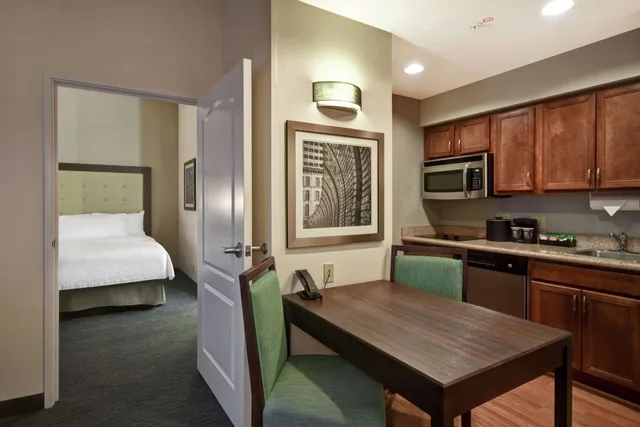 جناح بسريرين كوين بغرفة نوم واحدة مع أريكة، Homewood Suites By Hilton Cincinnati Milford 2/3