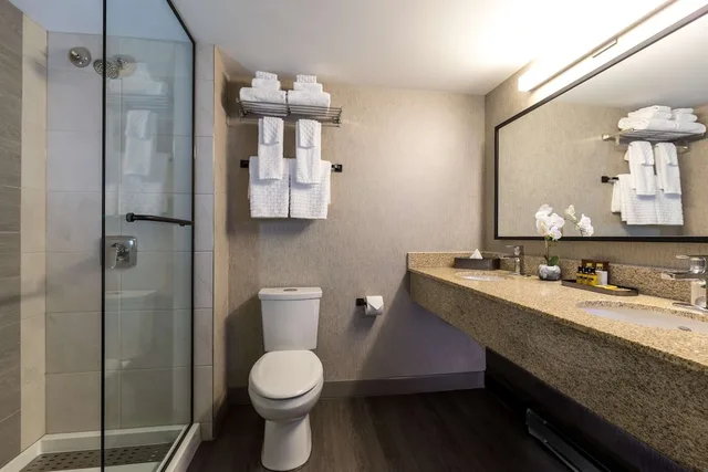 غرفة قياسية بسرير كينج بإطلالة على البحر مع أريكة، Best Western Plus Tin Wis Resort 3/3