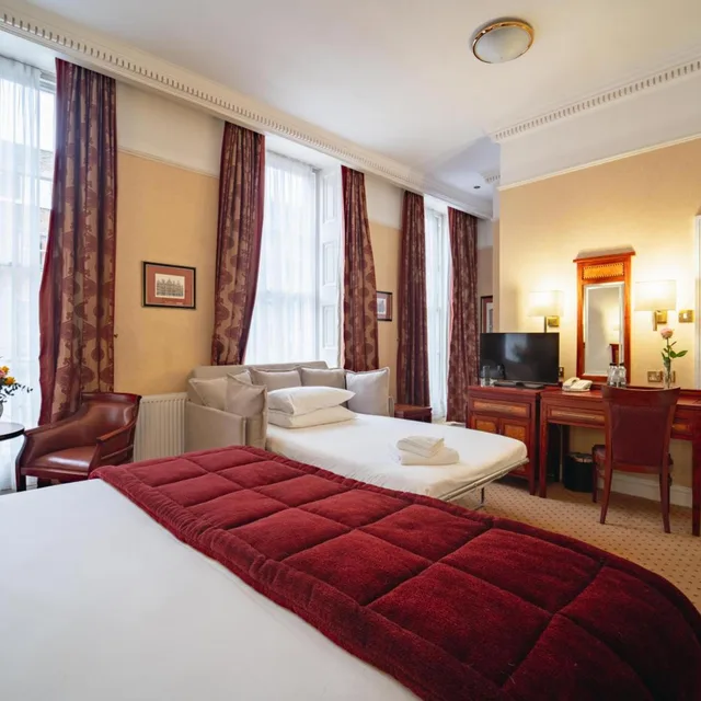 Room, Triple, Sofa, Grange Clarendon Hotel 4/10