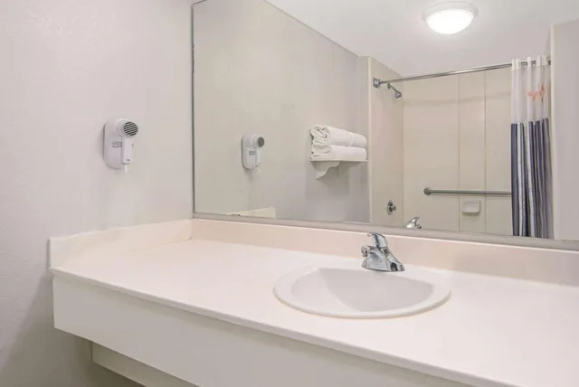 غرفة ديلوكس بسرير كينج مع أريكة، La Quinta Inn & Suites by Wyndham San Antonio Airport 6/6
