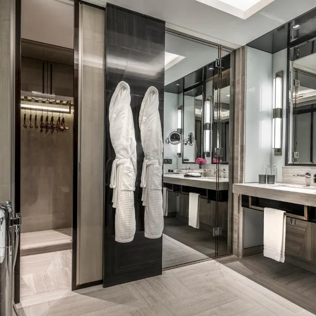 Room, King Bed, Garden and Pool View، Four Seasons Hotel Kuala Lumpur 3/4