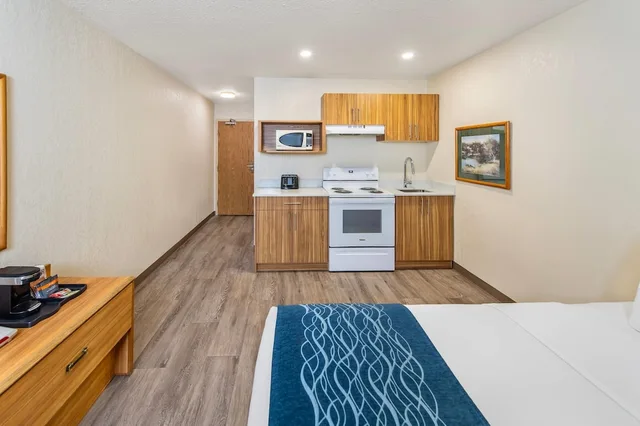 Upgrade, Efficiency, Suite, Queen Bed، Rodeway Inn Edson AB 4/7