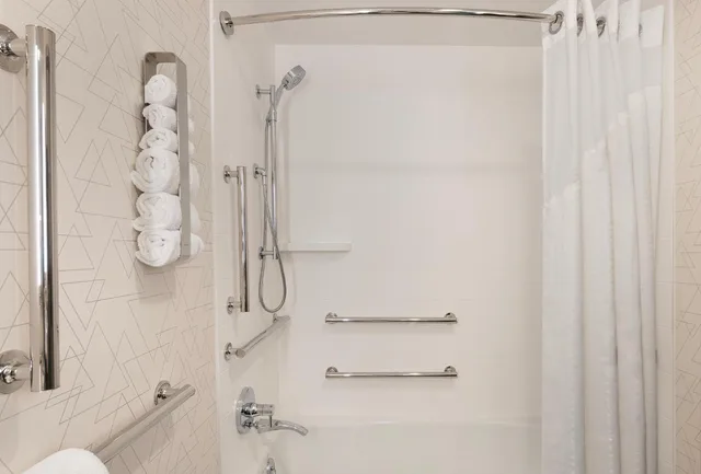 غرفة بسريرين مزدوجين بحوض استحمام لذوي الإعاقة، Holiday Inn Express - New York City Chelsea 7/9
