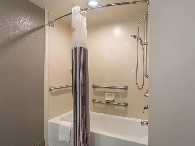 غرفة بسرير كوين لذوي الإعاقة، La Quinta Inn & Suites by Wyndham Baltimore BWI Airport 5/7