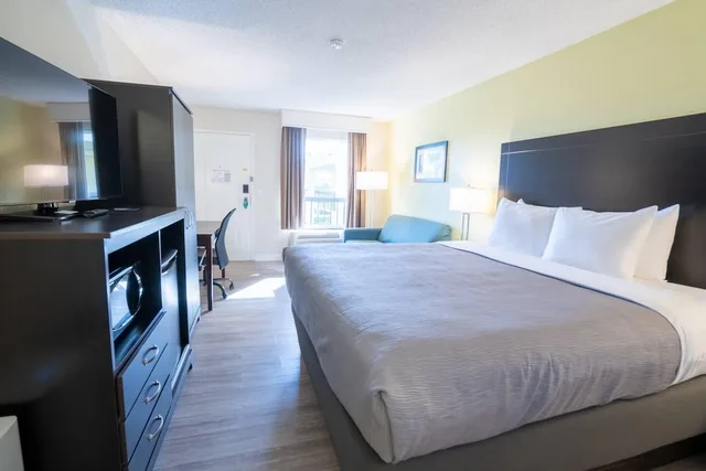 Standard, King Bed, Sofa, Quality Inn Palm Beach International Airport 1/7