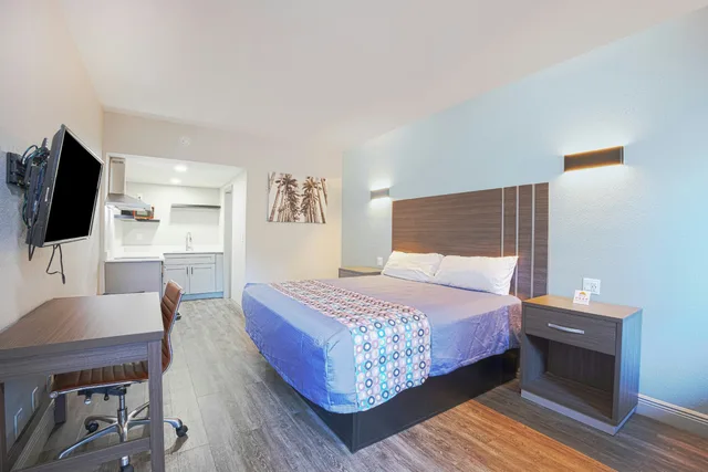 غرفة بسرير كينج بمطبخ صغير لغير المدخنين، Sunrise Inn by OYO Titusville FL 4/8