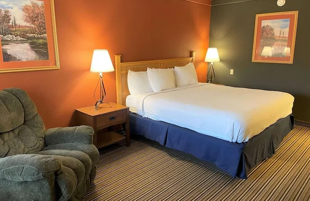 Standard, Single, King Bed, Crossroads Hotel & Event Center 4/10