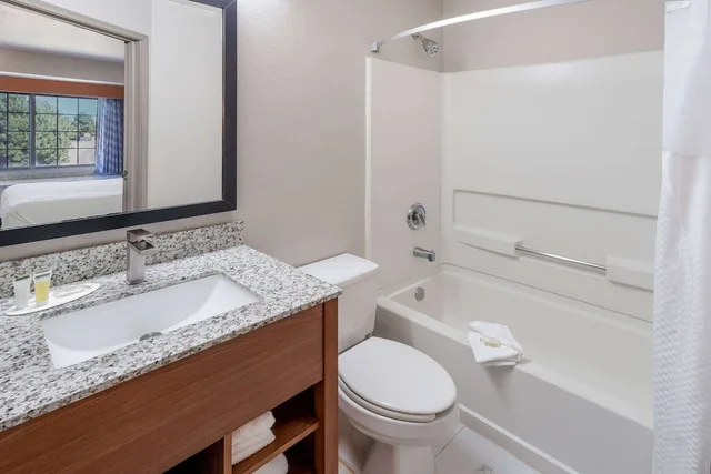 غرفة قياسية بسرير كوين، Days Inn and Suites by Wyndham Greeley 4/5