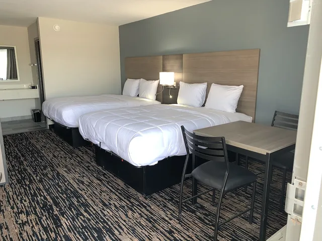 غرفة بسرير كينج لذوي الإعاقة، Super 8 by Wyndham Sulphur South 1/2