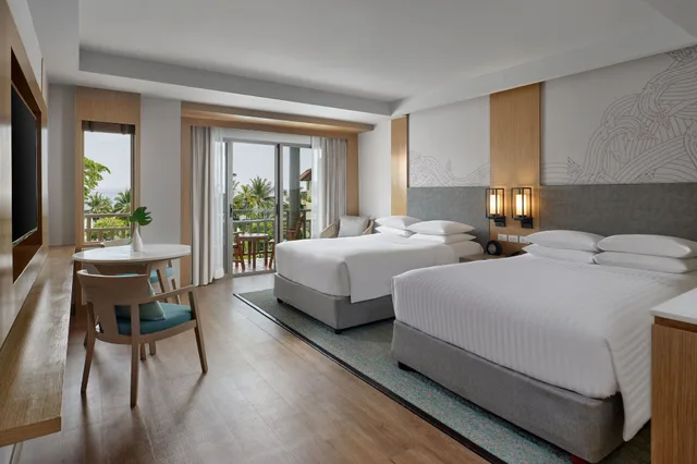 غرفة بسريرين مزدوجين بإطلالة على المسبح، Phuket Marriott Resort & Spa, Merlin Beach 4/10