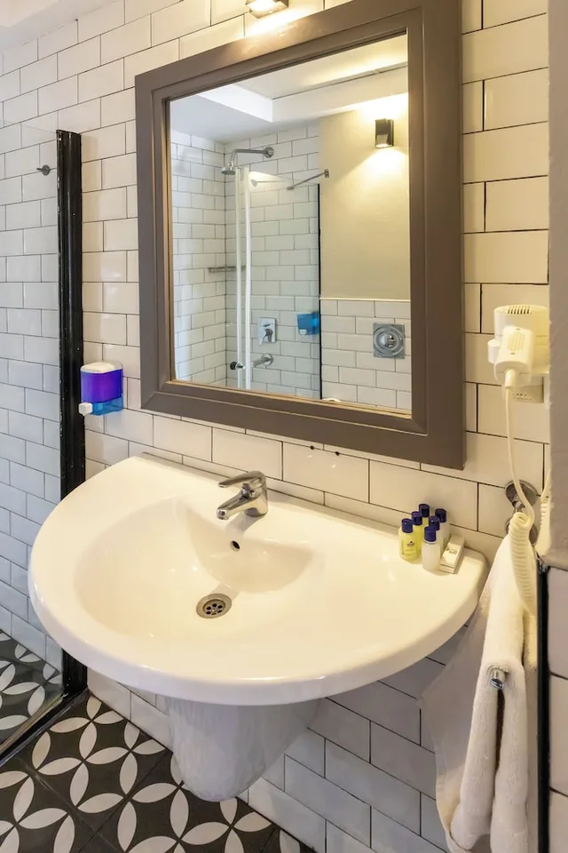 غرفة قياسية ثلاثية بسرير مزدوج وسرير فردي بغرفة نوم واحدة، Mene City Hotel 8/10