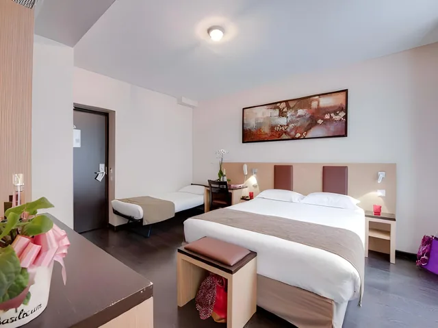 غرفة قياسية ثلاثية بسرير كوين مع أريكة، Hotel Source 2/3