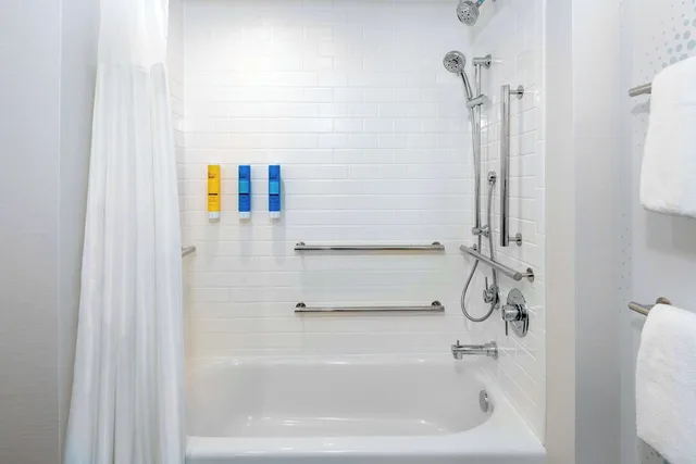 غرفة بسريرين كوين بحوض استحمام لذوي الإعاقة، Tru by Hilton Wilmington 3/4
