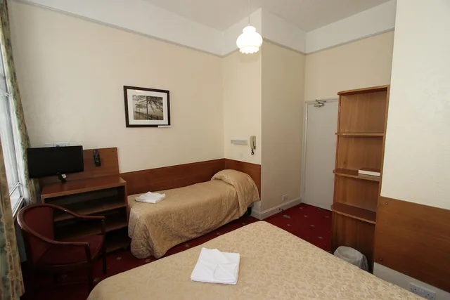 غرفة ثلاثية بسرير مزدوج وسرير فردي، Ridgemount Hotel 6/7