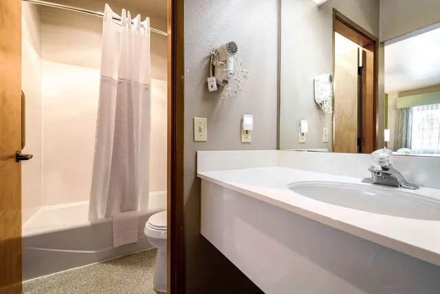 غرفة بسرير كينج، Quality Inn & Suites Bainbridge Island 5/5