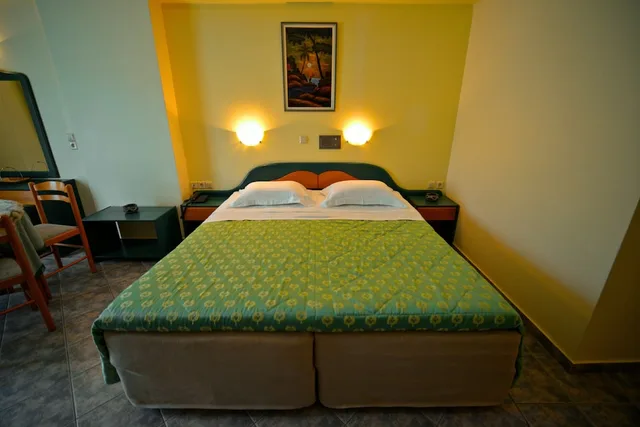 استوديو، Odeon Hotel 4/8