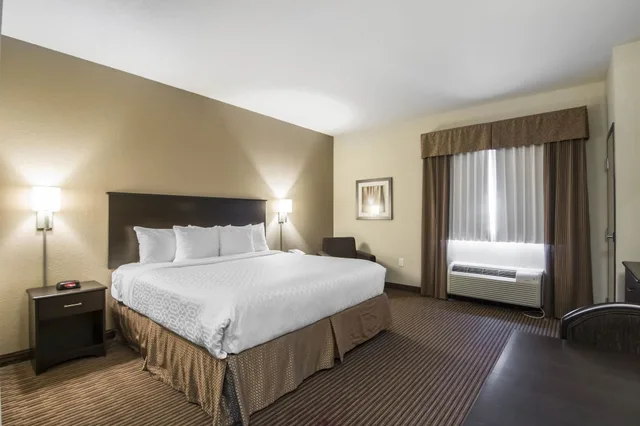 غرفة قياسية بسرير كوين، Quality Inn & Suites Thompson, MB 2/2