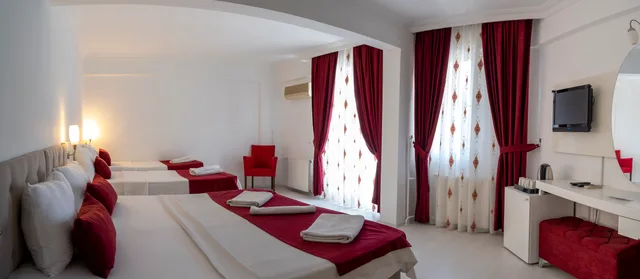 غرفة بسرير كينج وثلاثة أسرّة، Ayapam Hotel 1/3
