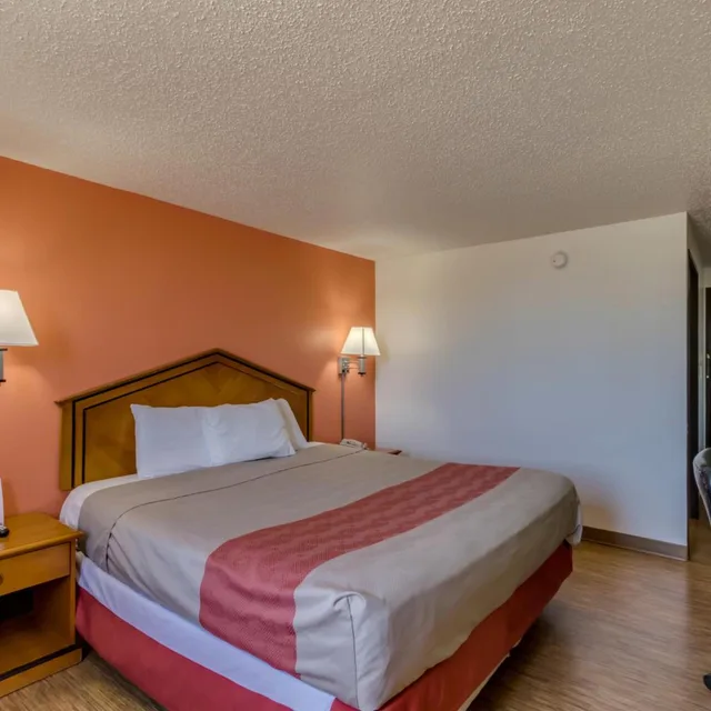 غرفة بسرير كينج للمدخنين، Motel6 Albert Lea, MN 1/10