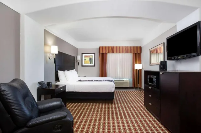غرفة تنفيذية بسرير كينج مع أريكة، La Quinta Inn Suites Raymondville 2/7
