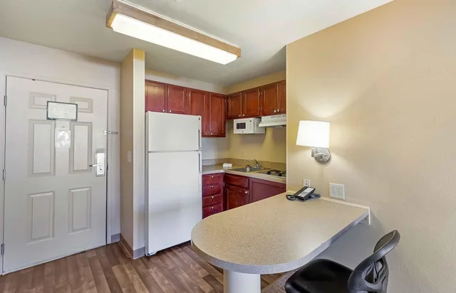 استوديو ديلوكس بسرير كينج مع أريكة، Extended Stay America - Denver - Aurora North 7/8
