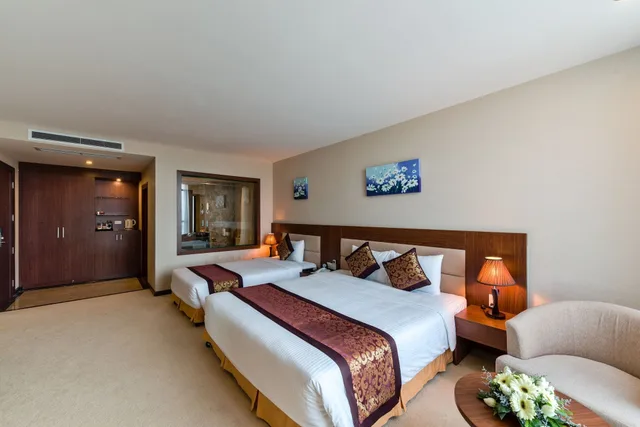 غرفة ديلوكس ثلاثية بسرير كينج وسرير فردي بإطلالة على المدينة، Muong Thanh Grand Da Nang Hotel 5/9