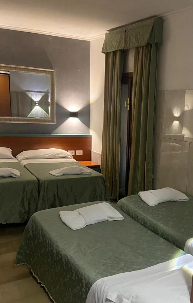 غرفة رباعية، Hotel Center 2 1/5