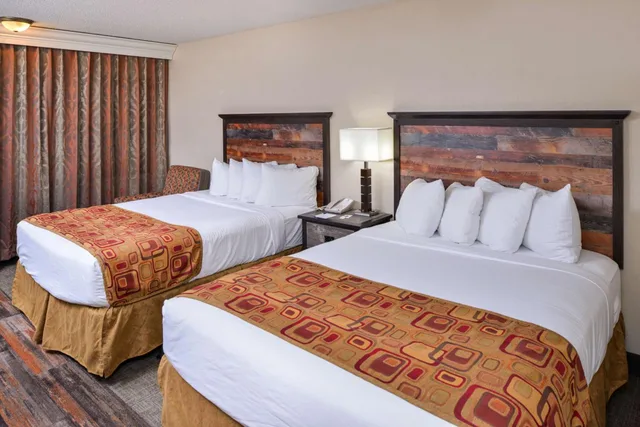 غرفة بسريرين كوين بإطلالة على المسبح، Best Western Kelly Inn 1/6