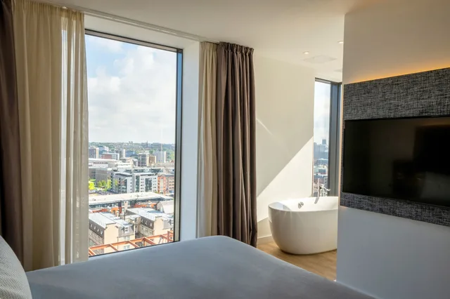 Town House, King Bed, Sofa، Innside by Melia Liverpool 4/4